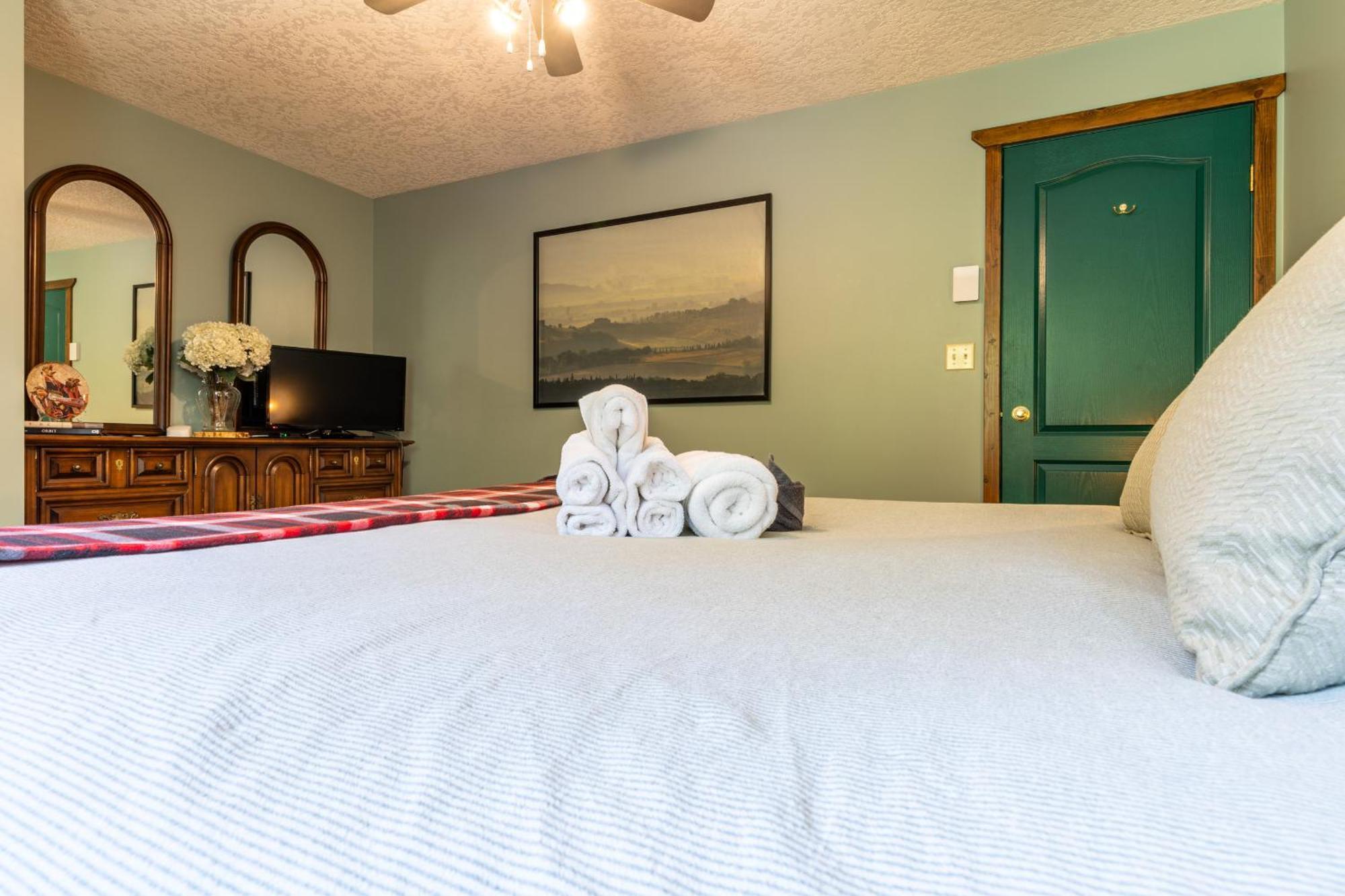 Golden Mountain View Suites - Sleeps up to 8, Convenient Self Check-in Buitenkant foto