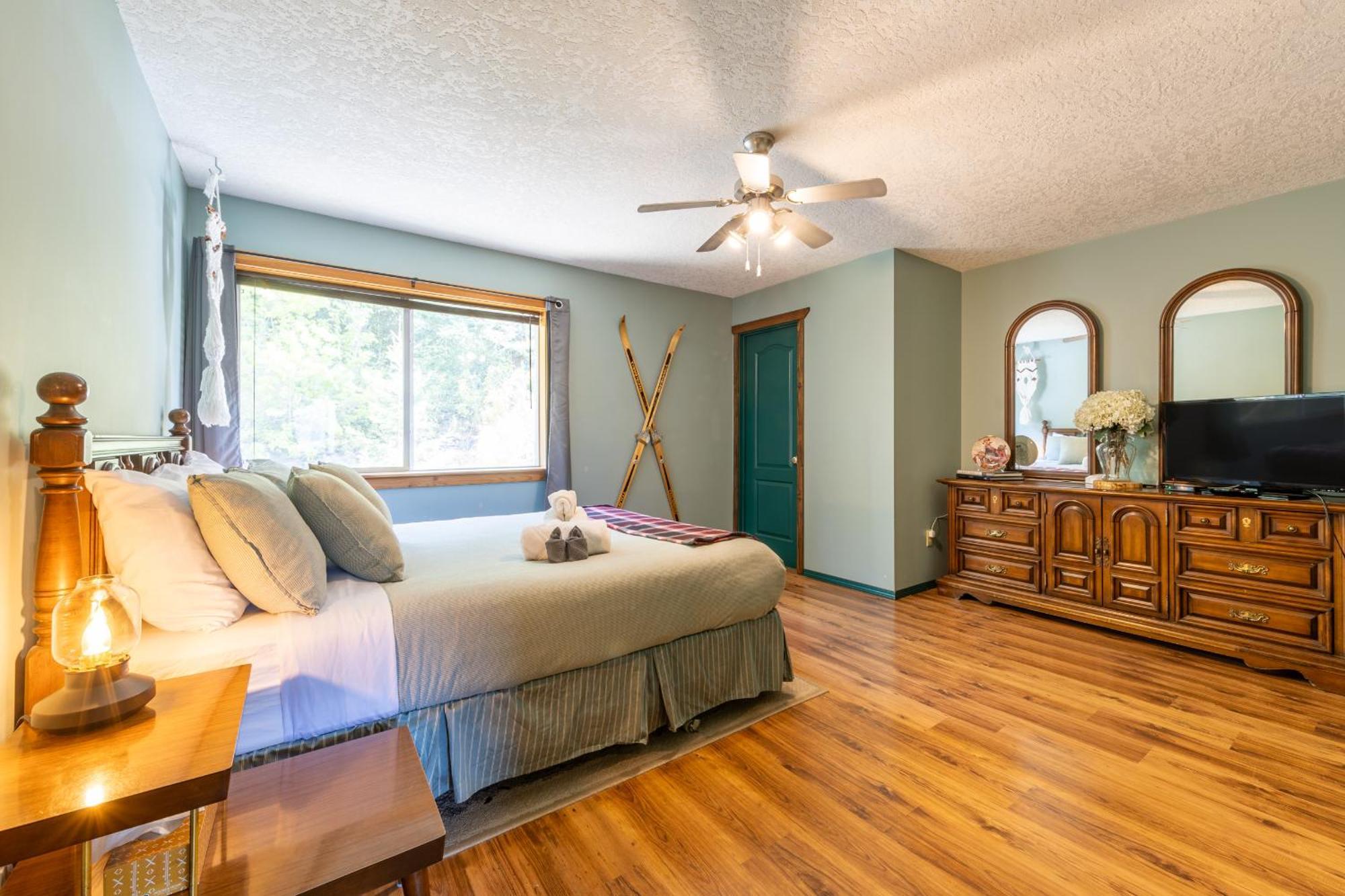 Golden Mountain View Suites - Sleeps up to 8, Convenient Self Check-in Buitenkant foto